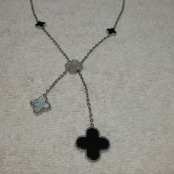 BRAND NEW Gorgeous Clover Necklace - Picture 2 of 4